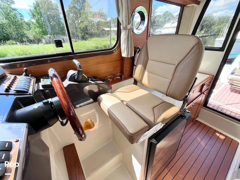Slide: The Image of Captain's Chair - 16727183