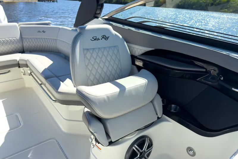 Slide: The Image of Sea Ray SLX 280 Outboard 2026 - 13