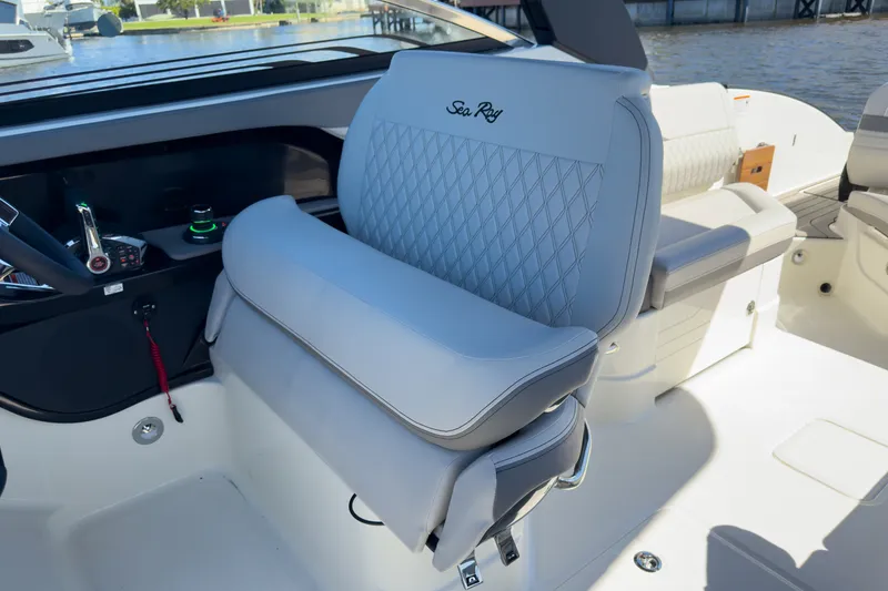 Slide: The Image of Sea Ray SLX 280 Outboard 2026 - 15