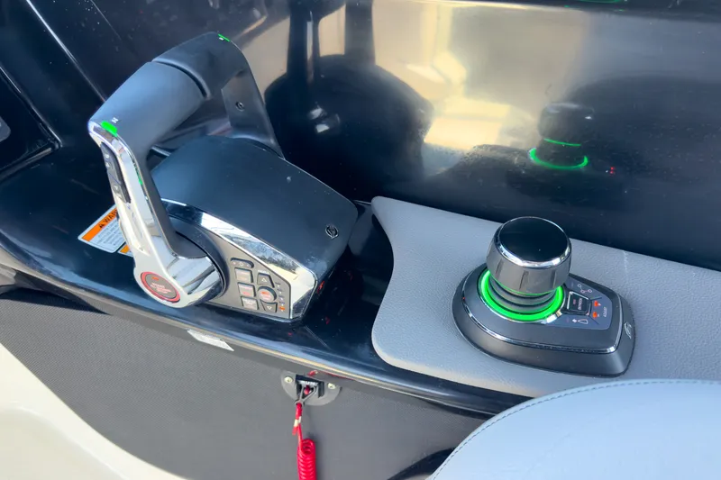 Slide: The Image of Sea Ray SLX 280 Outboard 2026 - 18