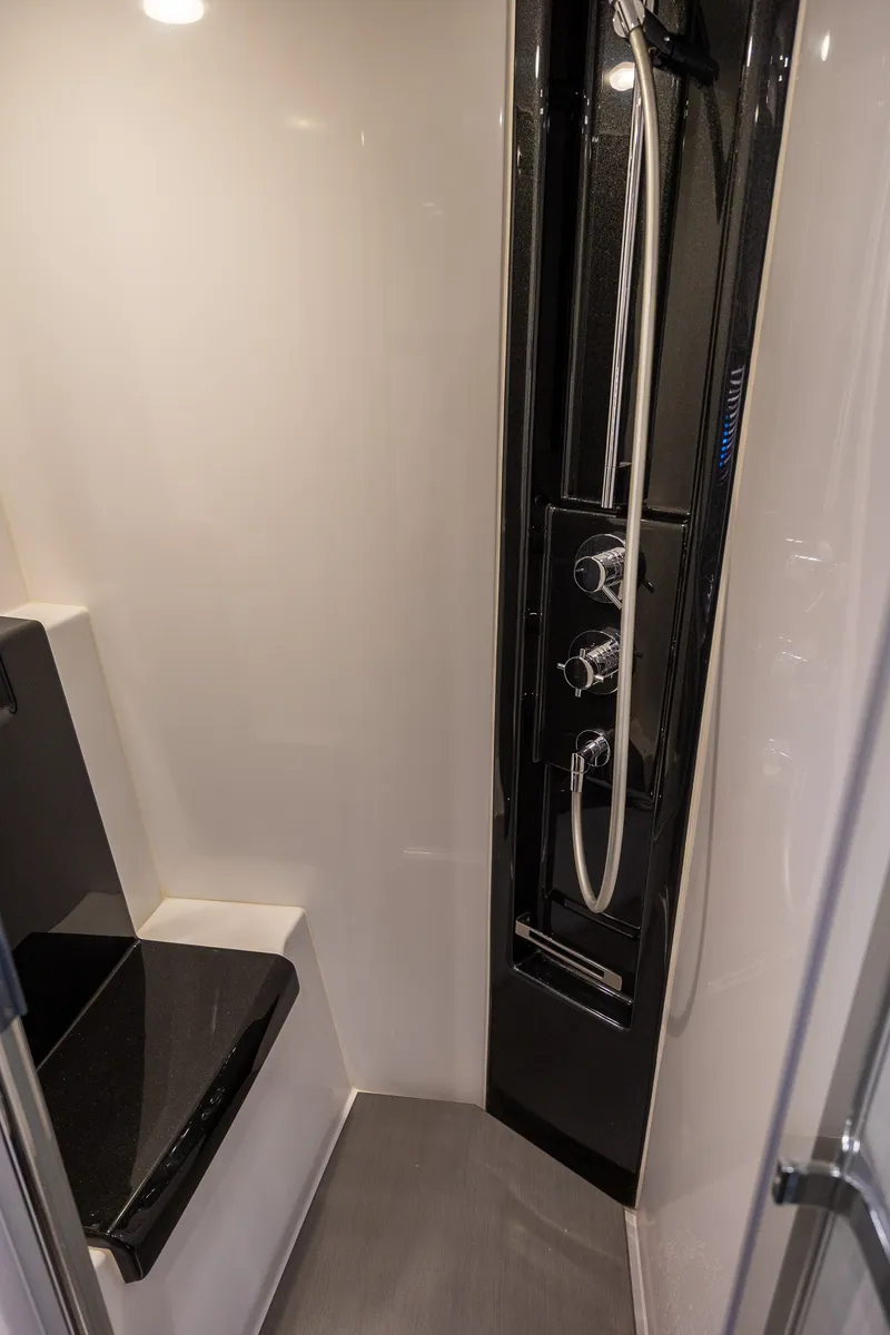 Slide: The Image of Azimut S6 2019 - 30
