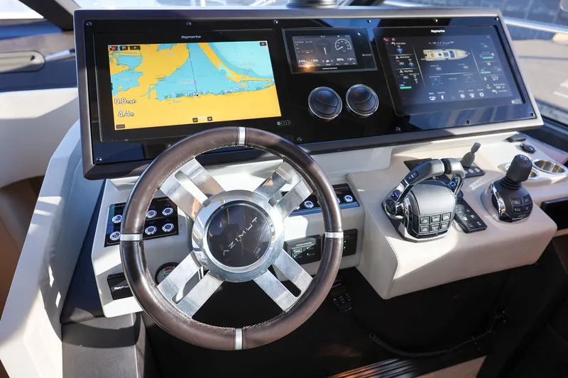 Slide: The Image of Azimut S6 2019 - 10
