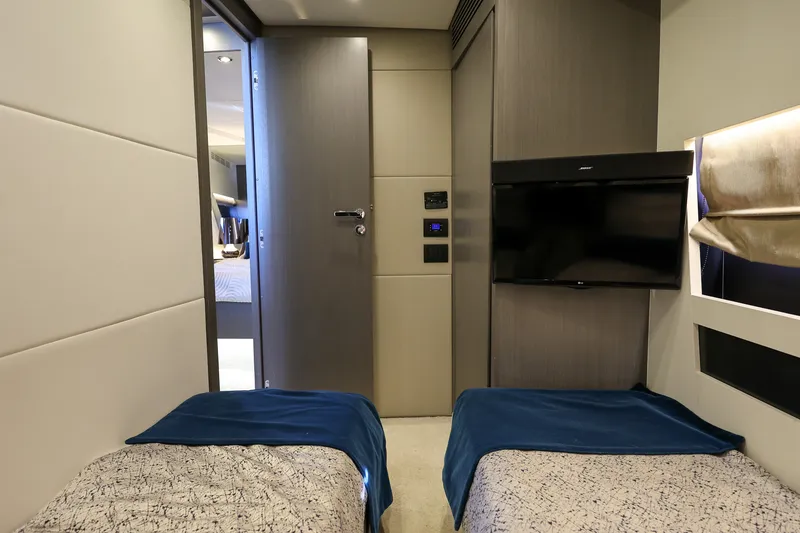 Slide: The Image of Azimut S6 2019 - 17