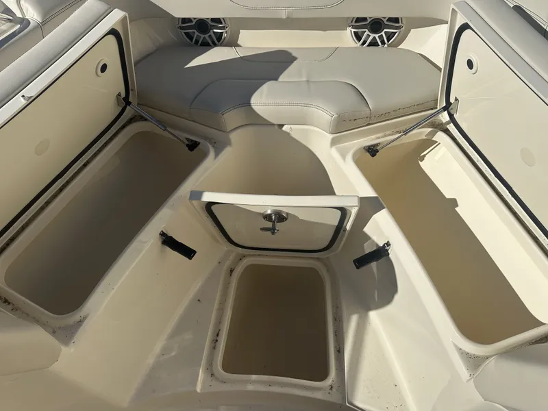 Slide: The Image of Scout 305 LXF 2025 - 17