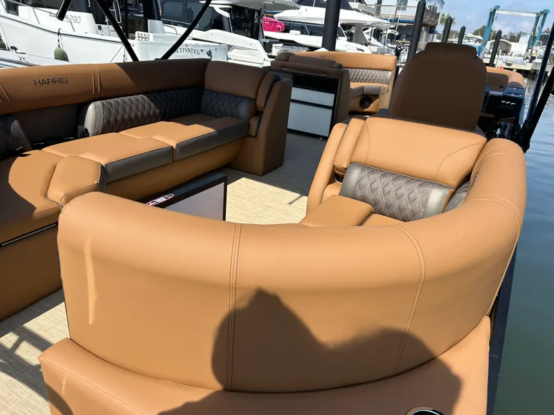 Slide: The Image of Harris Cruiser 230 2026 - 16