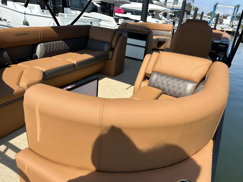 Slide: The Image of Harris Cruiser 230 2026 - 15
