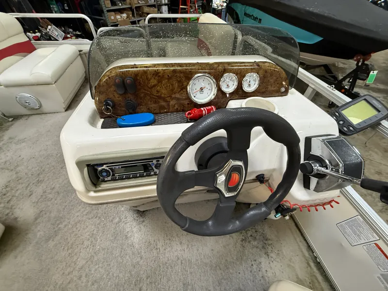 Slide: The Image of Sun Tracker FISHING DELUXE 20 2009 - 11