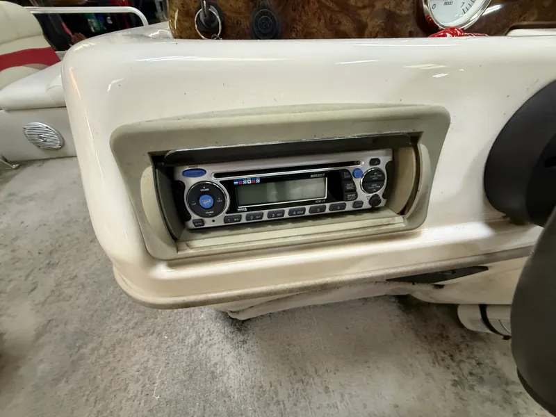 Slide: The Image of Sun Tracker FISHING DELUXE 20 2009 - 12