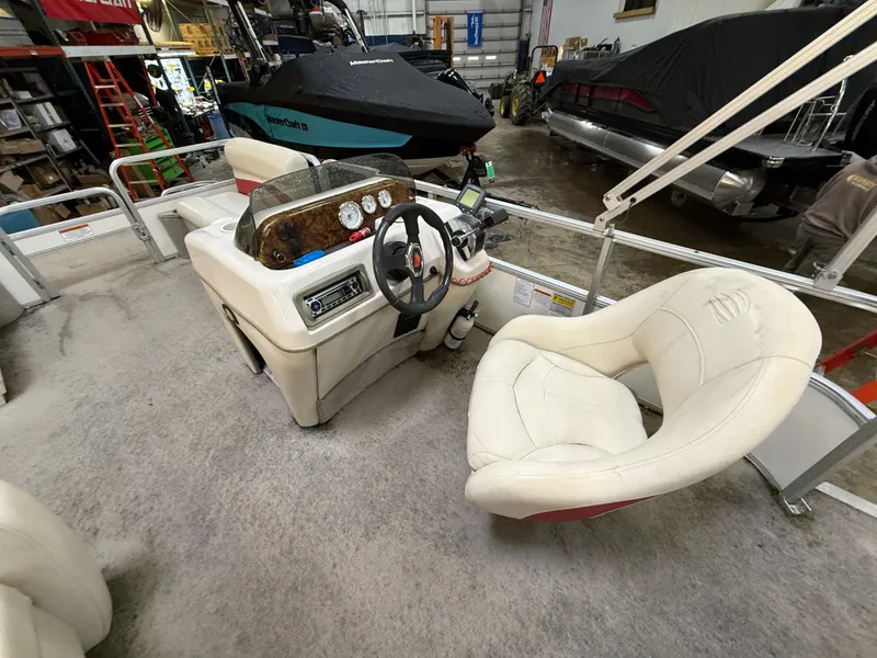 Slide: The Image of Sun Tracker FISHING DELUXE 20 2009 - 7