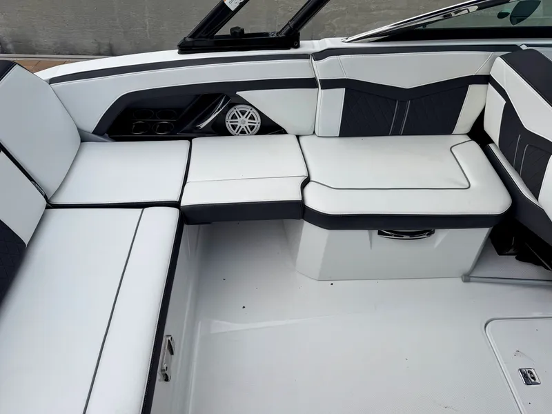 Slide: The Image of Monterey 275 SS 2021 - 17