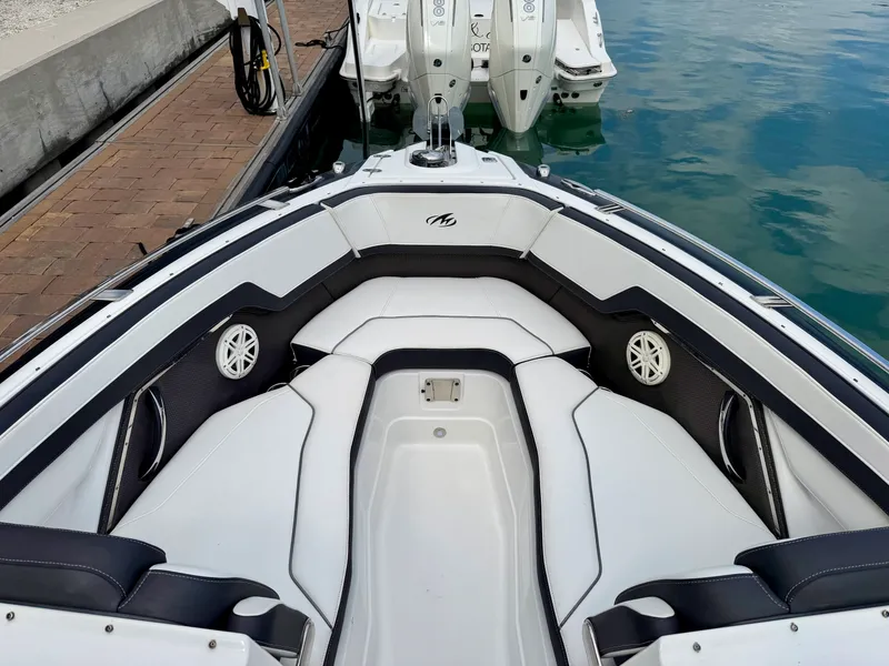 Slide: The Image of Monterey 275 SS 2021 - 19