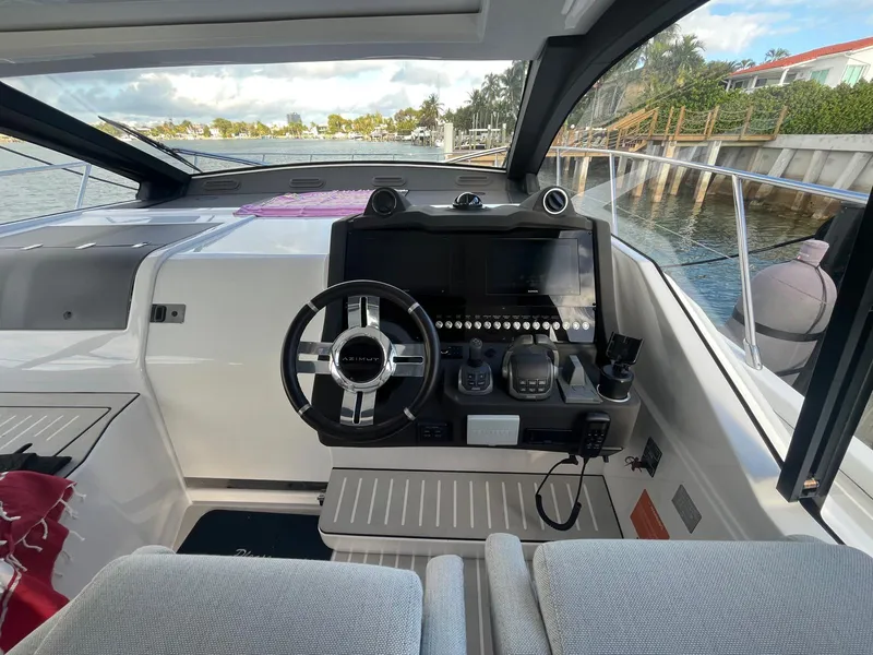 Slide: The Image of Azimut ATLANTIS 51 2025 - 12