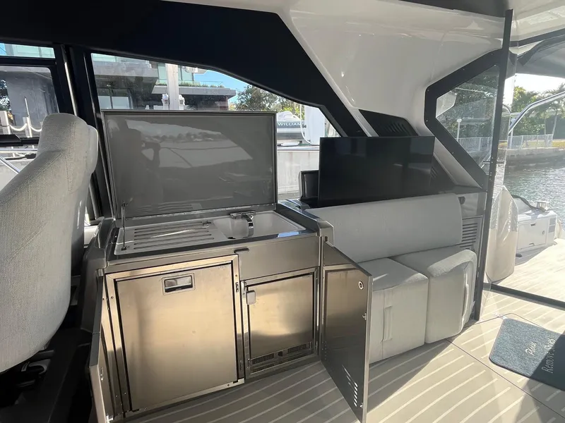 Slide: The Image of Azimut ATLANTIS 51 2025 - 15