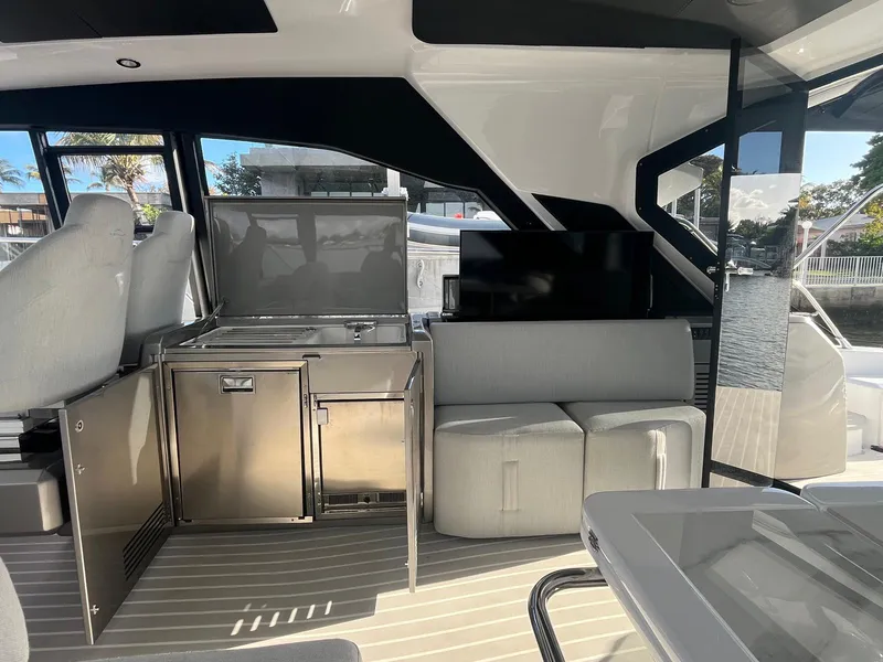 Slide: The Image of Azimut ATLANTIS 51 2025 - 17