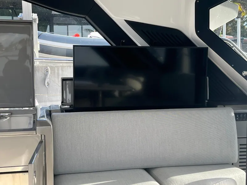 Slide: The Image of Azimut ATLANTIS 51 2025 - 18