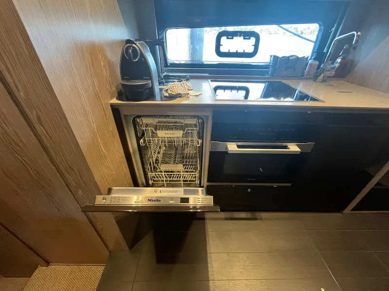 Slide: The Image of Azimut ATLANTIS 51 2025 - 19