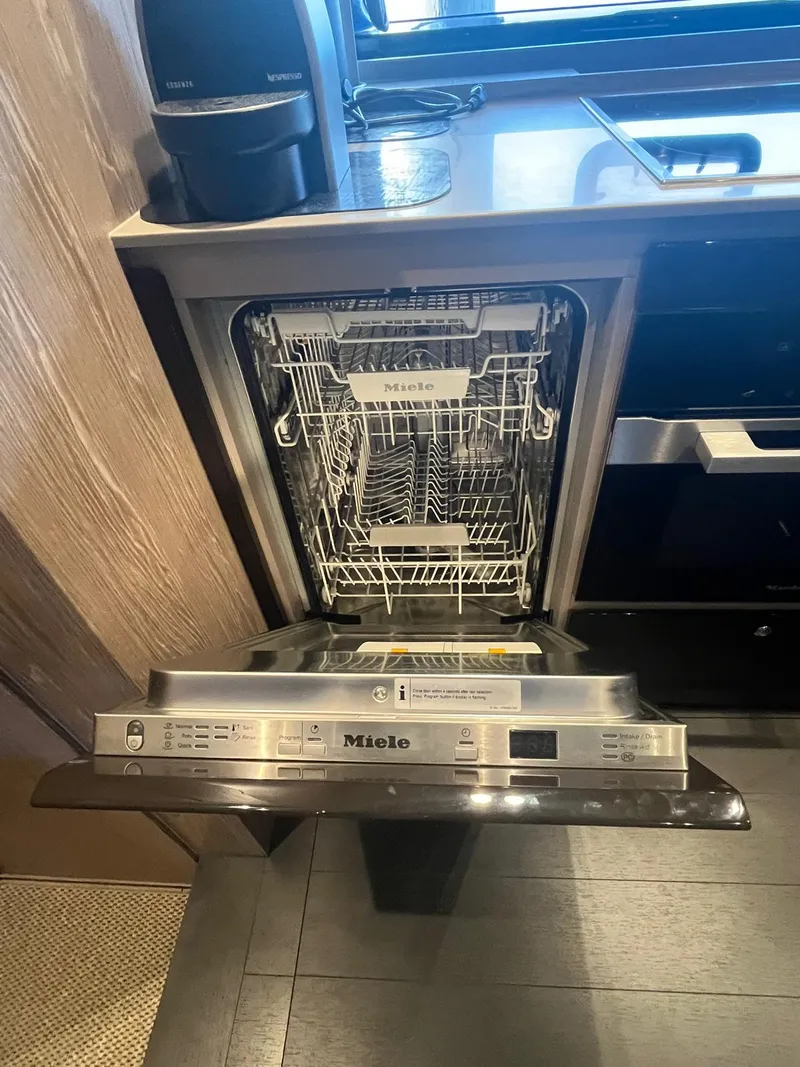 Slide: The Image of Azimut ATLANTIS 51 2025 - 20