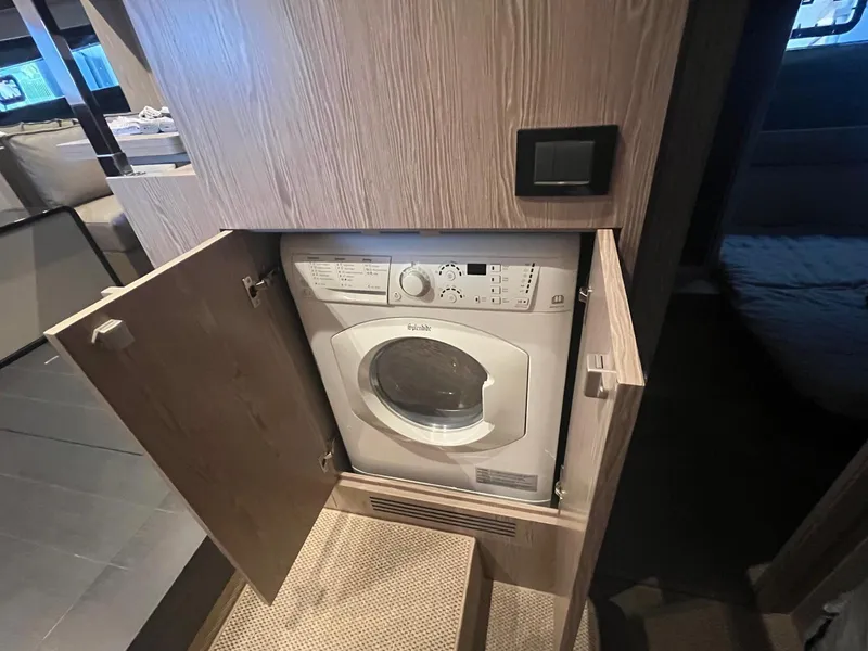 Slide: The Image of Azimut ATLANTIS 51 2025 - 21