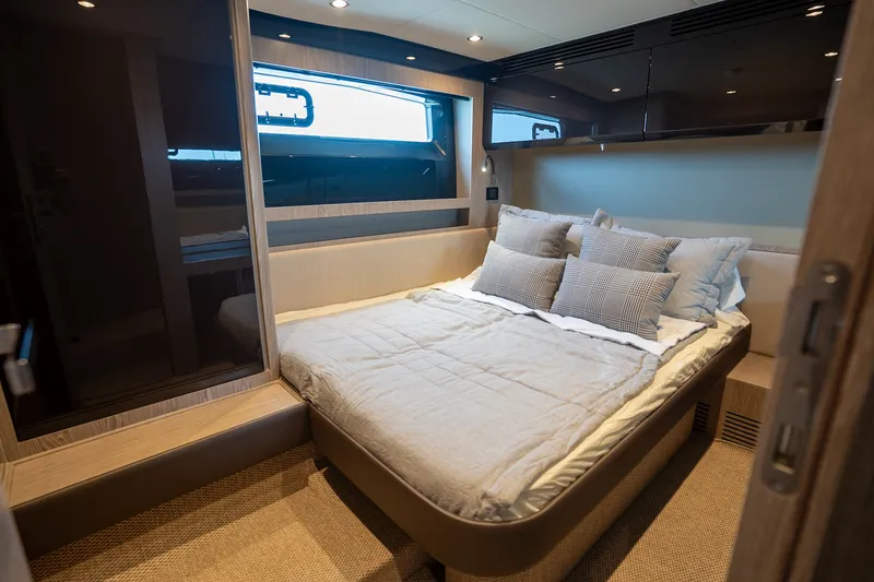 Slide: The Image of Azimut ATLANTIS 51 2025 - 10