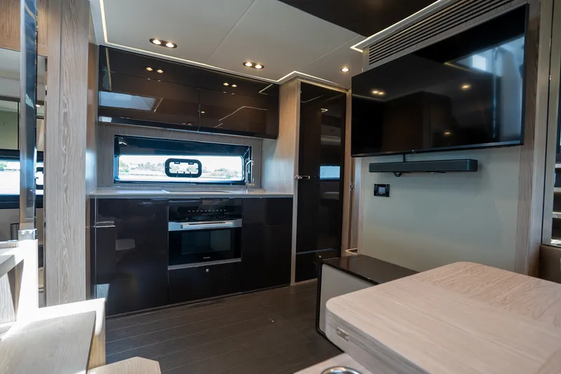 Slide: The Image of Azimut ATLANTIS 51 2025 - 9
