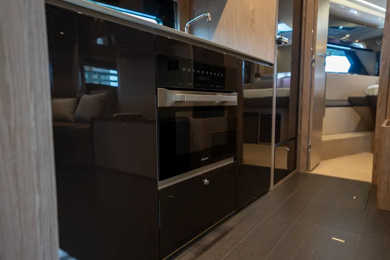 Slide: The Image of Azimut ATLANTIS 51 2025 - 11