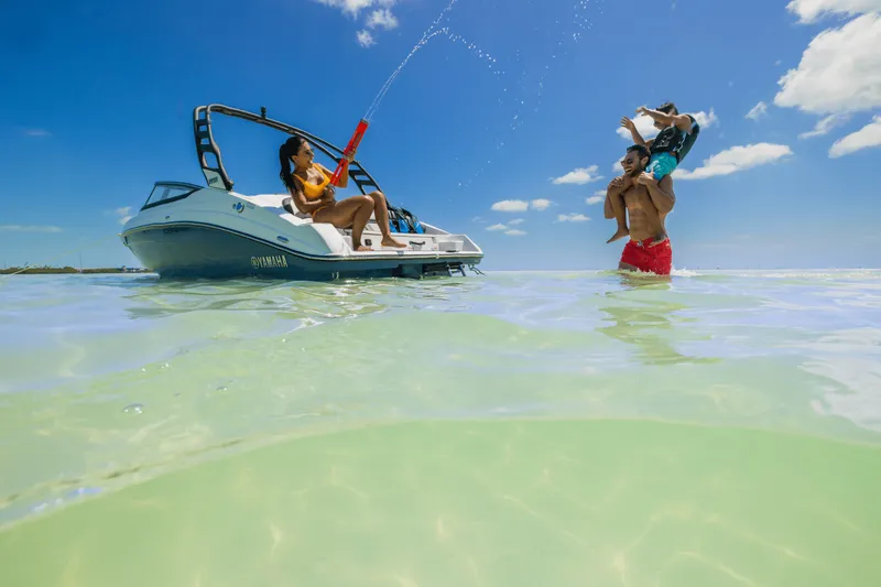 Slide: The Image of Yamaha 195S 2025 - 6