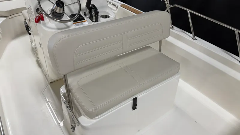 Slide: The Image of Boston Whaler 170 Montauk 2026 - 17