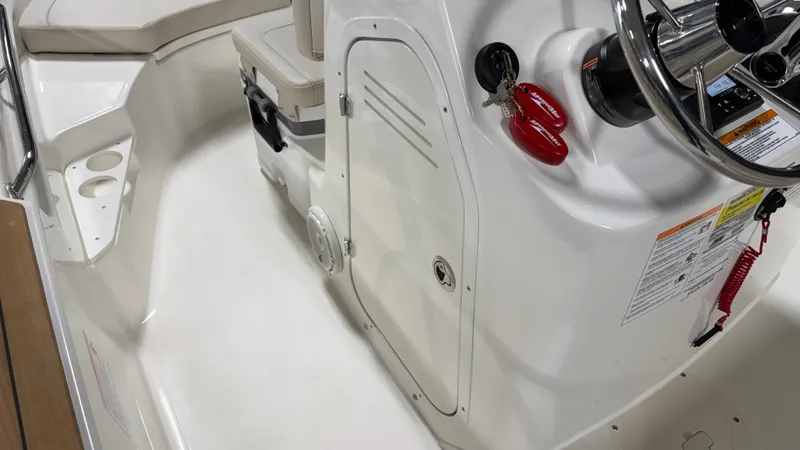 Slide: The Image of Boston Whaler 170 Montauk 2026 - 31