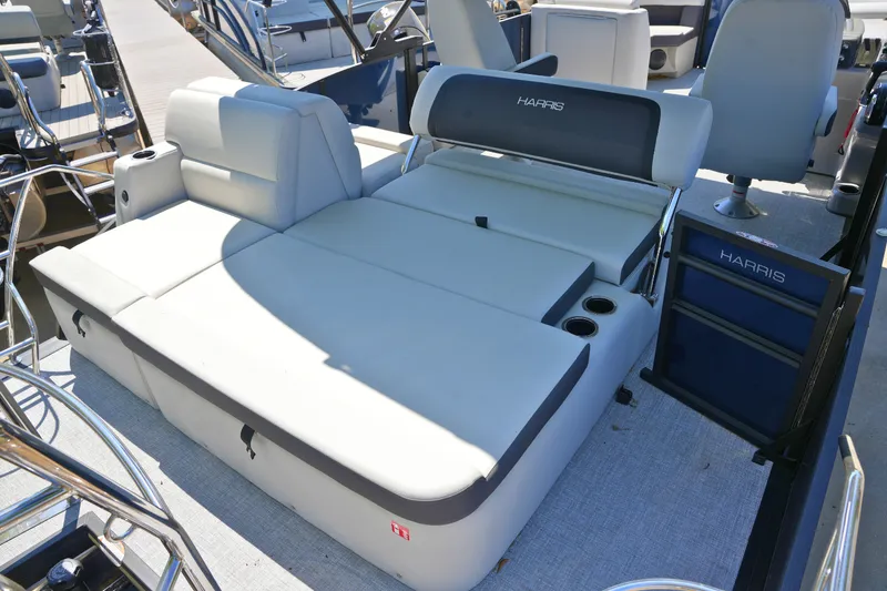 Slide: The Image of Harris Cruiser 210 2026 - 7
