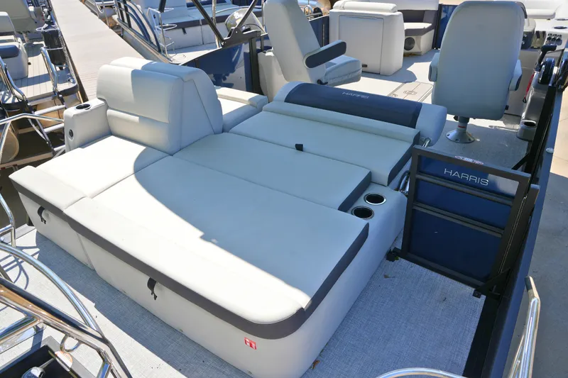 Slide: The Image of Harris Cruiser 210 2026 - 8
