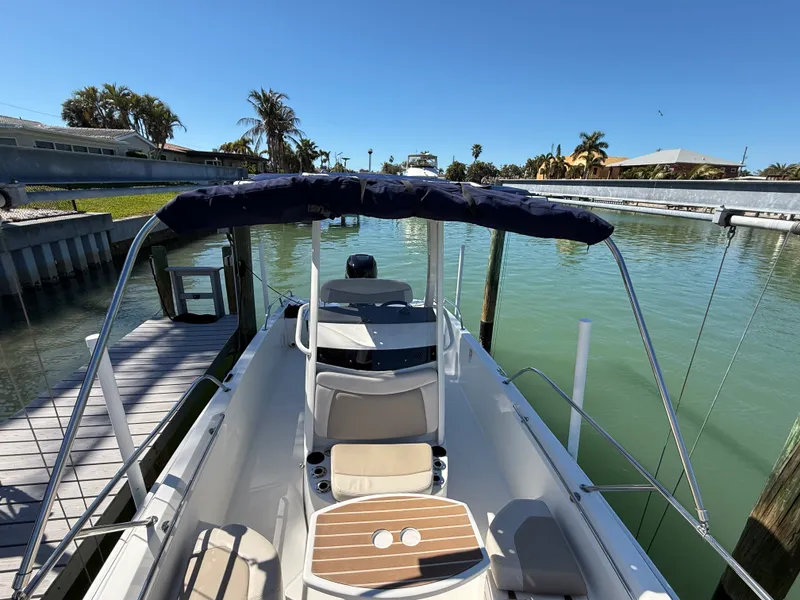 Slide: The Image of Boston Whaler 240 DAUNTLESS 2018 - 13