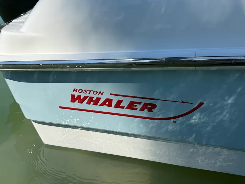 Slide: The Image of Boston Whaler 240 DAUNTLESS 2018 - 15
