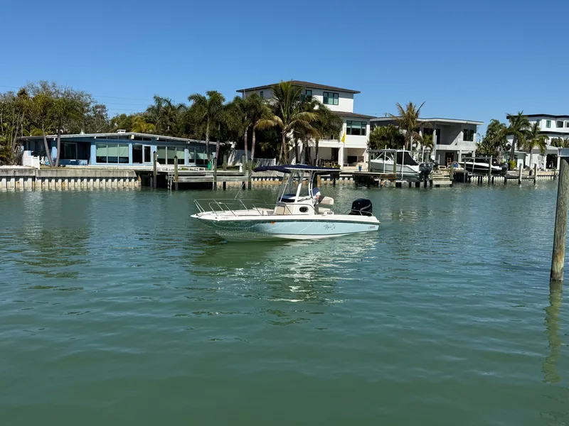 Slide: The Image of Boston Whaler 240 DAUNTLESS 2018 - 24