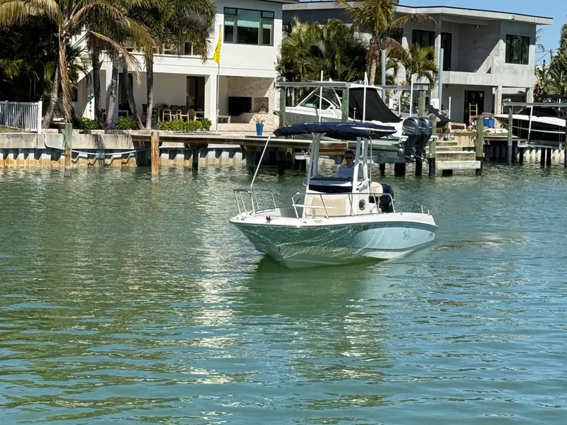 Slide: The Image of Boston Whaler 240 DAUNTLESS 2018 - 26