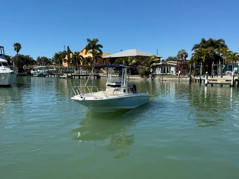 Slide: The Image of Boston Whaler 240 DAUNTLESS 2018 - 34