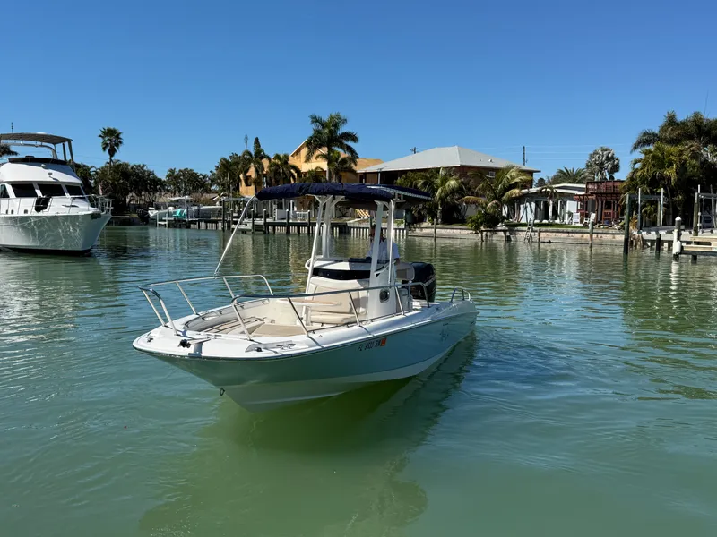 Slide: The Image of Boston Whaler 240 DAUNTLESS 2018 - 36