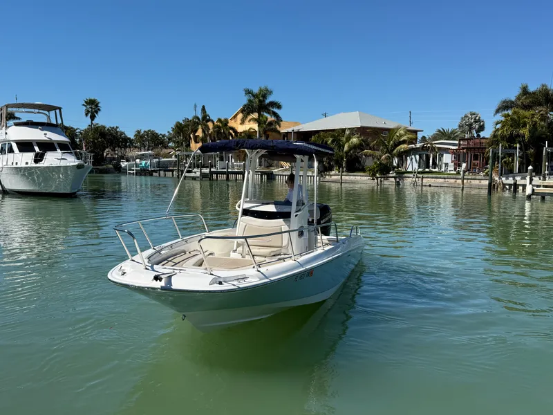 Slide: The Image of Boston Whaler 240 DAUNTLESS 2018 - 37