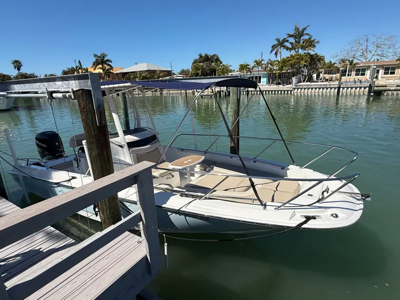 Slide: The Image of Boston Whaler 240 DAUNTLESS 2018 - 38
