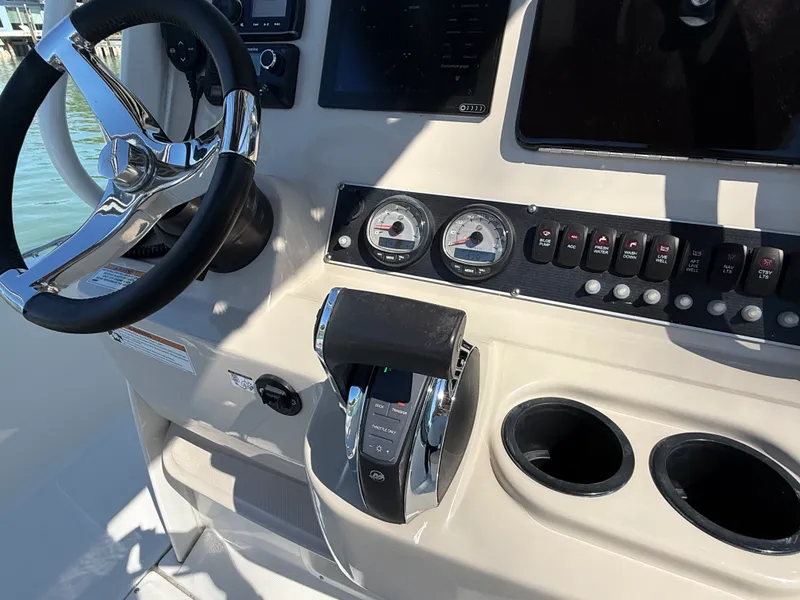 Slide: The Image of Boston Whaler 240 DAUNTLESS 2018 - 39