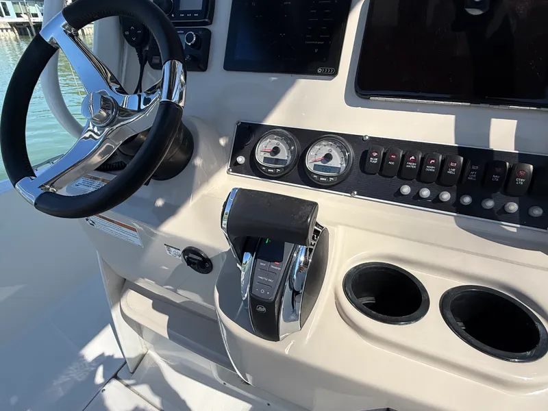Slide: The Image of Boston Whaler 240 DAUNTLESS 2018 - 40