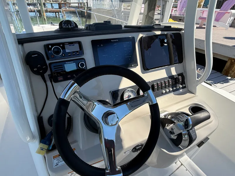Slide: The Image of Boston Whaler 240 DAUNTLESS 2018 - 41