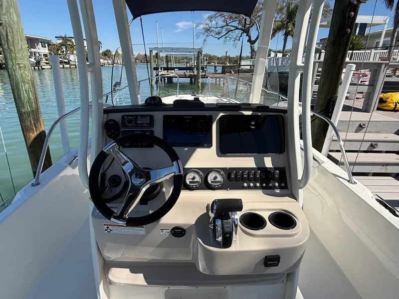 Slide: The Image of Boston Whaler 240 DAUNTLESS 2018 - 42
