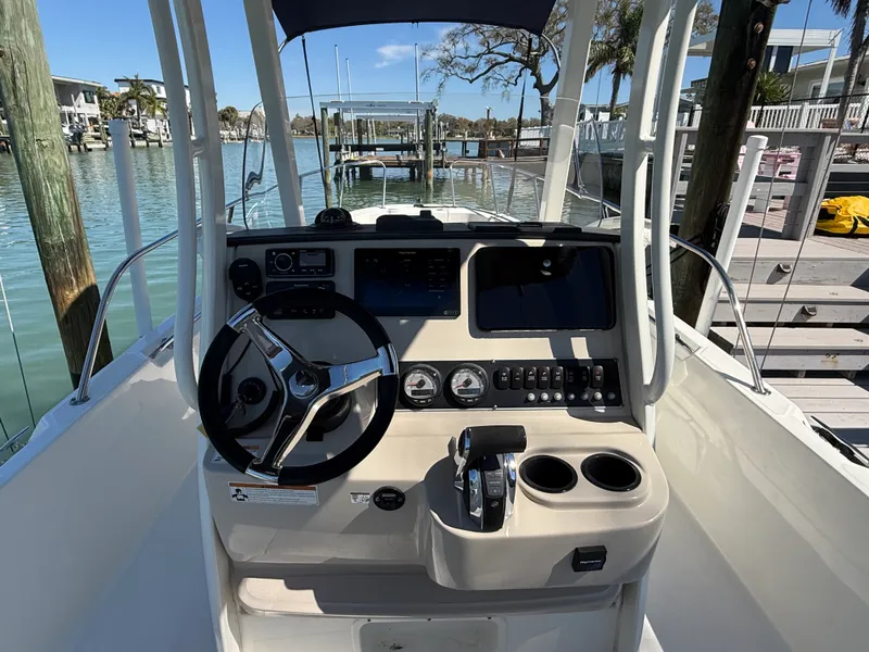 Slide: The Image of Boston Whaler 240 DAUNTLESS 2018 - 44