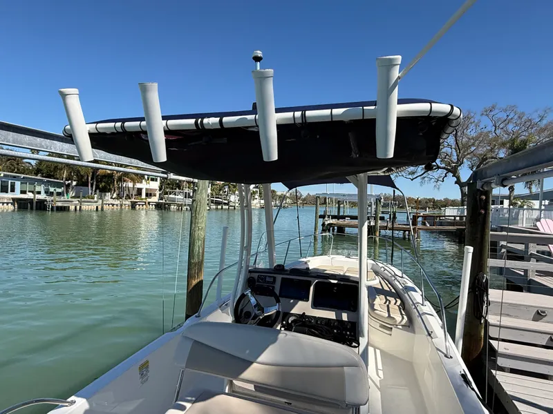 Slide: The Image of Boston Whaler 240 DAUNTLESS 2018 - 48