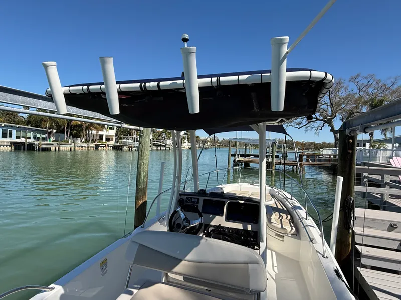 Slide: The Image of Boston Whaler 240 DAUNTLESS 2018 - 49