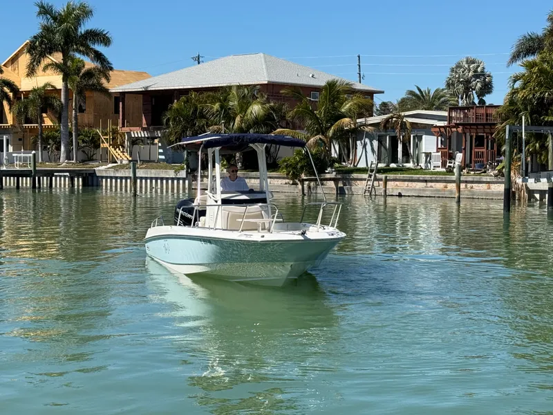Slide: The Image of Boston Whaler 240 DAUNTLESS 2018 - 5