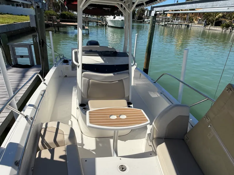 Slide: The Image of Boston Whaler 240 DAUNTLESS 2018 - 57