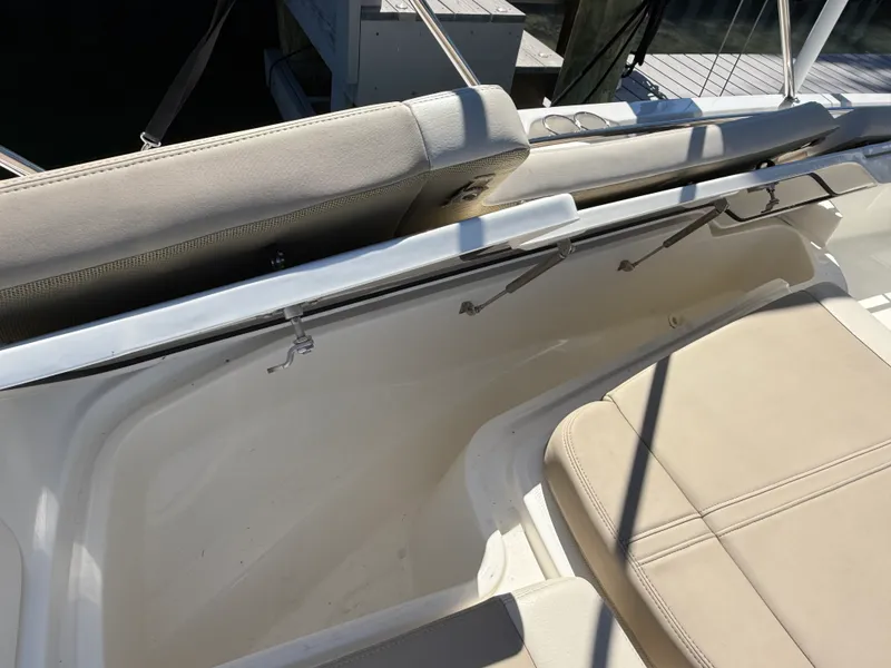 Slide: The Image of Boston Whaler 240 DAUNTLESS 2018 - 60