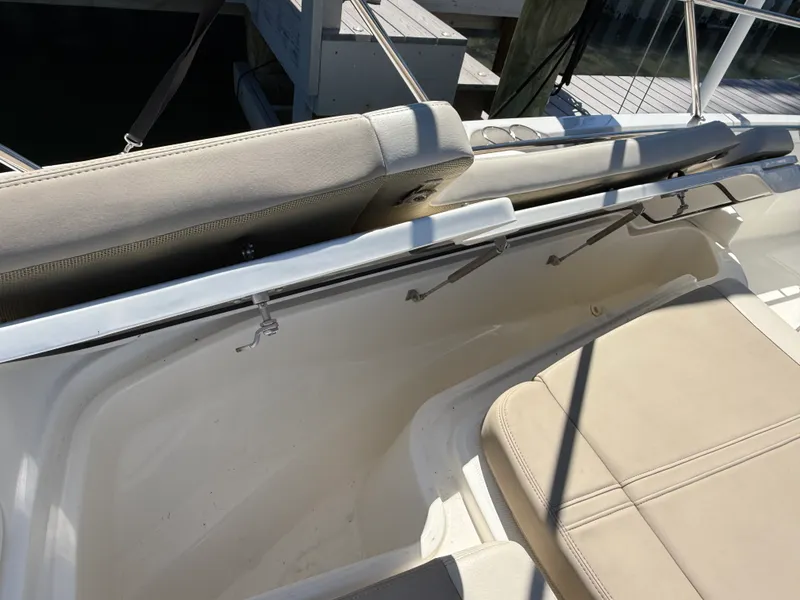 Slide: The Image of Boston Whaler 240 DAUNTLESS 2018 - 61