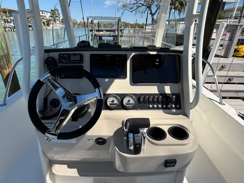 Slide: The Image of Boston Whaler 240 DAUNTLESS 2018 - 7